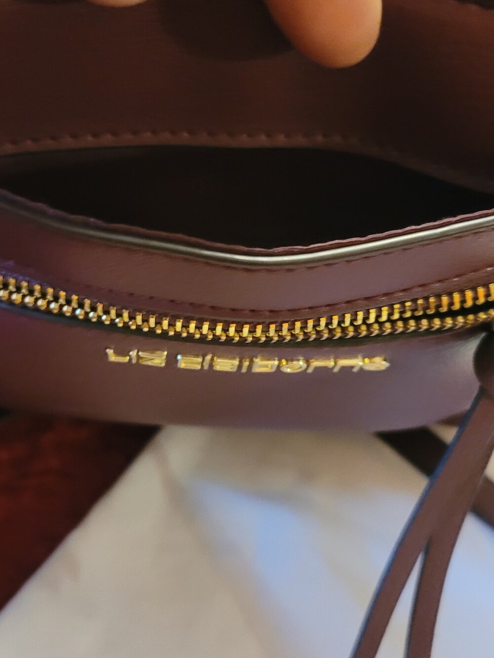 Liz Claiborne burgundy crossbody bag - Picture 4 of 6